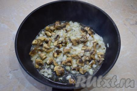 Лук очистите, ополосните и мелко нарежьте. Шампиньоны промойте в проточной воде и нарежьте ломтиками. Болгарский перец очистите от семян. На горячую сковороду налейте растительное масло, выложите измельчённые лук и шампиньонами, обжарьте их в течение 3-4 минут на небольшом огне, иногда перемешивая. За это время лук станет прозрачнее, а грибы немного уменьшатся в размере.