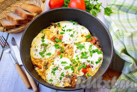 Шакшука с грибами и овощами готова! Подавайте её в горячем виде, присыпав, по желанию, зеленью.