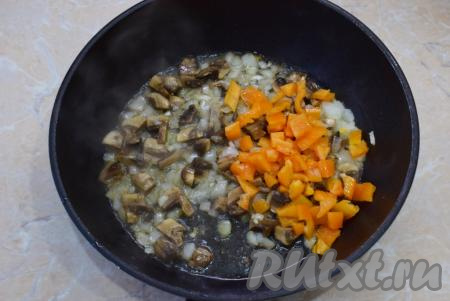 Затем добавьте болгарский перец, нарезанный кубиками (по желанию, его можно нарезать более крупно). 