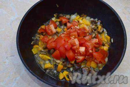 Следом добавьте нарезанные помидоры, перемешайте содержимое сковороды, накройте крышкой и оставьте тушиться на небольшом огне 4-5 минут. Болгарский перец должен стать достаточно мягким.