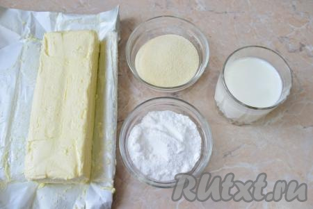 Для приготовления крема понадобится совсем немного ингредиентов - манка, молоко, сливочное масло и сахар. Сливочное масло должно быть мягким, поэтому заранее достаньте его из холодильника.