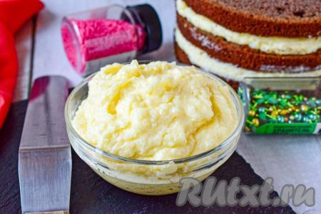 Крем, приготовленный из манки и масла, получается достаточно густым. Его можно использовать для прослойки торта или пирожных. Торт с таким кремом застывает в холодильнике и становится очень стабильным. Часто в процессе взбивания масла с манной кашей я добавляю сок и цедру лимона, тогда такой крем особенно хорошо сочетается с шоколадным бисквитом. 