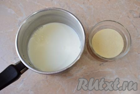 В небольшой ковш налейте необходимое количество молока, всыпьте в него манную крупу и поставьте на умеренный огонь, при постоянном помешивании доведите до кипения. Если добавить манку в кипящее молоко, то можно не успеть размешать все комочки. Они так и останутся в каше. При добавлении манки в холодное молоко, все крупинки перемешиваются отдельно друг от друга. Главное не прекращать перемешивать во время нагрева.