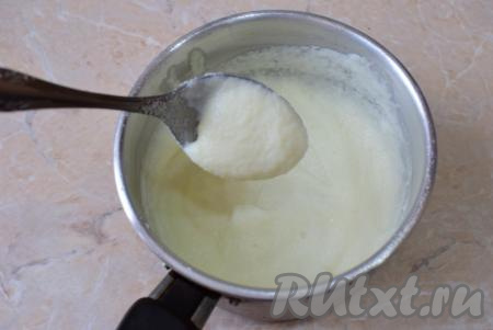 В процессе нагревания манная каша хорошо загустеет (как на фото). После закипания снимите густую кашу с огня, накройте пищевой плёнкой и оставьте остывать.