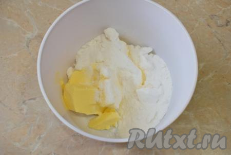 Когда манная каша остынет до комнатной температуры, займёмся дальнейшим приготовлением крема. В чашу для взбивания выложите мягкое сливочное масло, добавьте к нему сахарную пудру и щепотку ванилина. Не рекомендую заменять пудру на сахар. Он не успеет раствориться в креме и в последствии будет хрустеть на зубах. А это не очень приятно ощущать в торте. Сначала перемешайте пудру с маслом с помощью миксера, а затем взбейте, чтобы масло стало более пышным.