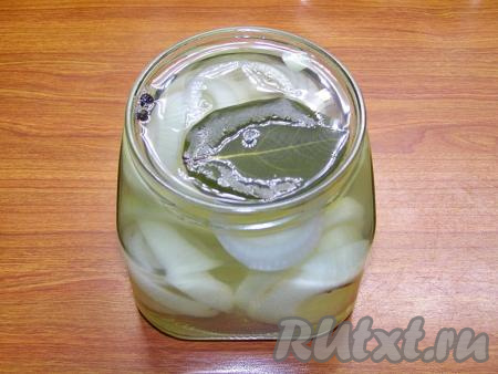 Горячий маринад сразу разливаем в банки с луком и закупориваем баночки простерилизованными крышками.