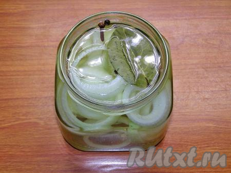 Кипятим воду.&nbsp;Заливаем горячую кипячёную воду в банки с луком до верха, прикрываем крышками и оставляем минут на 15-20. Баночки должны остыть до такой степени, чтобы их можно было взять в руки.