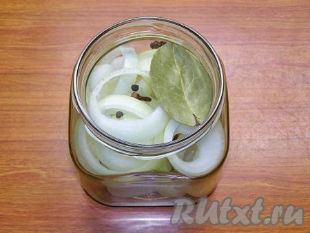 Банки тщательно моем и стерилизуем привычным для вас способом. крышки для закатывания банок привариваем в кипящей воде 3-4 минуты. В каждую банку выкладываем достаточно плотно кольца лука, добавляем 1 лавровый лист, 3-4 горошины чёрного перца, 1-2 бутона гвоздики, 3-4 горошинки душистого перца. Если вам хочется сделать лук более острым, можно добавить несколько кружочков острого перца.