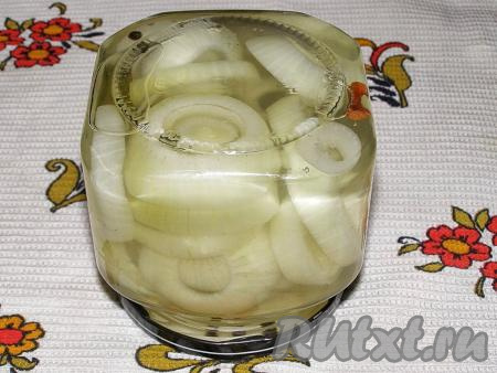 Ставим банки вверх дном, укутываем одеялом и оставляем в таком виде остывать.