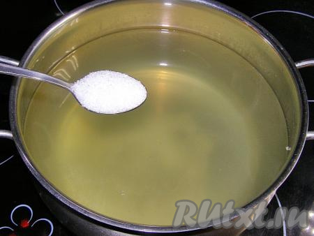Через сито сливаем слегка остывшую воду в кастрюлю, при этом с помощью мерного стакана измеряем количество жидкости. Добавляем соль и сахар. Обратите внимание на то, что количество соли, сахара и уксуса указано для 1 литра воды. Доводим воду до кипения, варим на небольшом огне минут 5 (в течение этого времени кристаллы соли и сахара полностью растворятся), затем добавляем уксус.