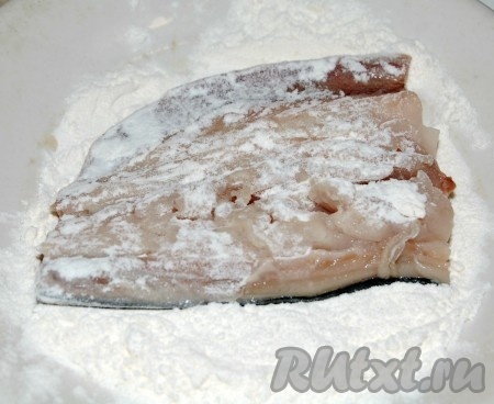 Каждую половинку филе разрезать на две части. Каждую часть обвалять в муке.