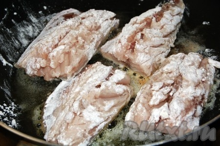 В сковороду положить обваленные в муке кусочки филе и обжарить до готовности, примерно по 5-7 минут с каждой стороны. Жарить на смеси сливочного и растительного масла.