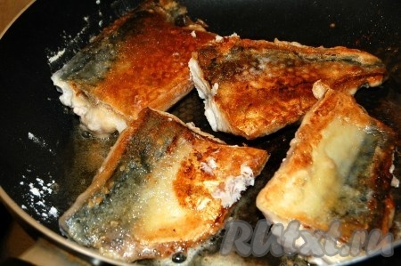 В сковороду положить обваленные в муке кусочки филе и обжарить до готовности, примерно по 5-7 минут с каждой стороны. 