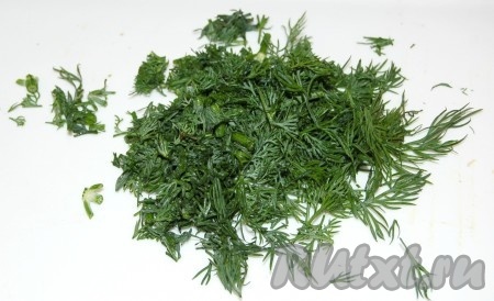 Укроп мелко нарезать.