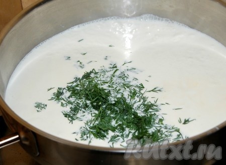 Взять другую сковороду, налить в нее сливки и добавить укроп, проварить на небольшом огне около 5 минут, пока сливки слегка не загустеют, добавить соль, перец.