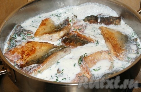 Выложить в сковороду со сливками куски обжаренной скумбрии.