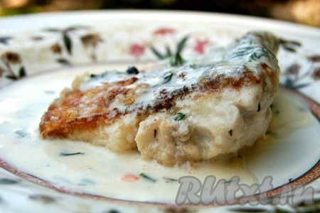 Можно раскладывать по тарелкам и подавать на стол. В качестве гарнира к наивкуснейшей скумбрии можно приготовить отварной картофель, отварной рис, свежий салат.