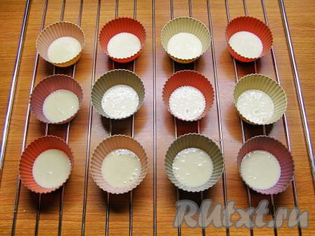 В силиконовые формочки (у меня 12 небольших силиконовых формочек) вливаем по 1,5 столовых ложки теста.