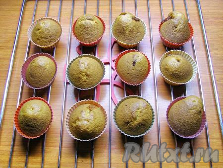 Разогреваем духовку до 180 градусов. Силиконовые формочки с тестом и варёной сгущёнкой помещаем в духовку и выпекаем кексы 25-30 минут. Готовность можно проверить, проколов тесто сухой деревянной шпажкой&nbsp; (если шпажка и после прокалывания кексов осталась сухой, значит пора доставать выпечку из духовки).