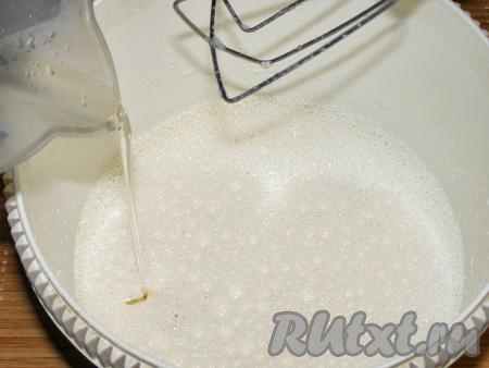 В получившуюся смесь добавляем подсолнечное масло и ещё раз перемешиваем молочно-масляную смесь.