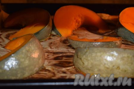 Готовность тыквы проверяем, надавливая вилкой на мякоть. Если мякоть мягкая и легко раздавливается - тыква готова.