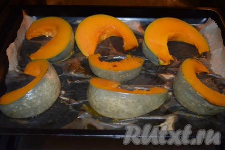 Затем достаём противень из духовки, вливаем ещё&nbsp;75&nbsp;мл воды и переворачиваем кусочки тыкву на другую сторону, отправляем в духовку ещё&nbsp;на 30 минут.