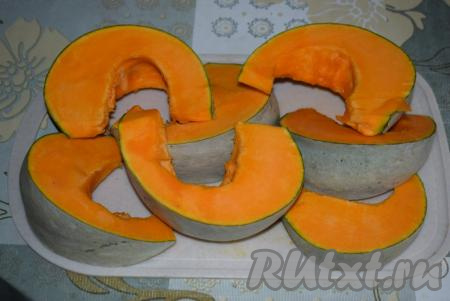 Нарезаем тыкву на дольки прямо с кожурой.