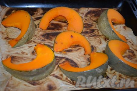 Достаём противень с кусочками тыквы из духовки, немного охлаждаем и перекладываем на блюдо для подачи.