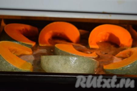 Отправляем противень с кусочками тыквы в разогретую духовку и запекаем при температуре 200 градусов, примерно, 30&nbsp;минут.