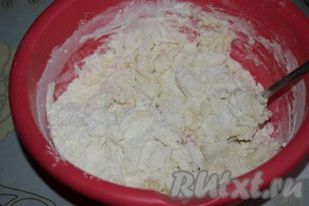 Сначала замешиваем тесто при помощи столовой ложки, а затем, когда тесто начнёт схватываться в комок, продолжаем замес руками.