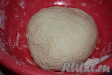Тесто вымешиваем руками до гладкости и однородности (примерно, 7-8 минут). Замешанное тесто должно получиться не плотным, пружинистым и не липнущим к рукам. Накрываем миску с тестом плёнкой и даём ему подойти, примерно, 1 час в тёплом месте без сквозняков.