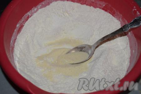 Добавляем манную крупу к мучной смеси, перемешиваем. Манка хорошо удерживает влагу, поэтому её присутствие в тесте поможет хлебу оставаться мягким.