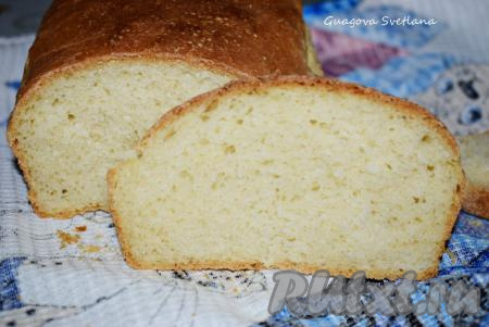 Охлаждаем хлеб до тёплого состояния и нарезаем на кусочки. Разрез у хлеба с манкой получается ровным и мелкопористым, мякиш&nbsp;не крошится.&nbsp;Для моих детей самое трудное - дождаться, пока хлеб остынет.