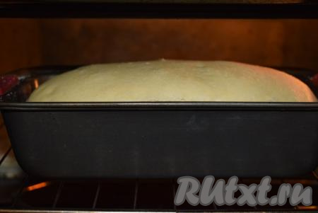 Хорошо увеличившийся в объёме хлеб отправляем в разогретую духовку и выпекаем при температуре 180 градусов, примерно, 40-45 минут.