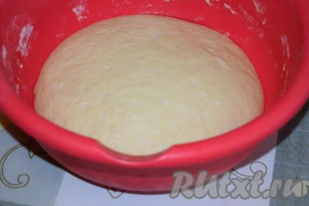 Подошедшее тесто увеличится в объёме в несколько раз, слегка обминаем его.
