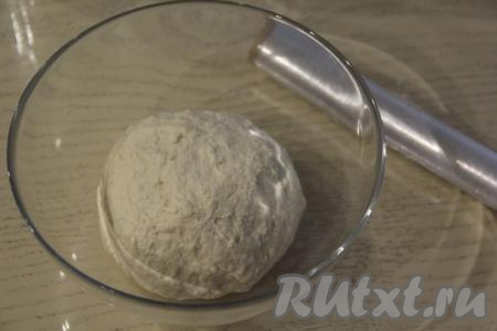 Миску с тестом накрыть пищевой плёнкой и убрать в тепло на 1 час.