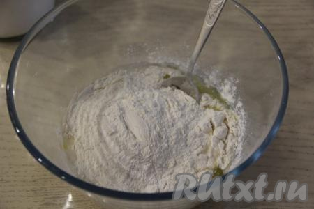 Всыпать муку и соль. Сначала перемешивать&nbsp;тесто столовой ложкой, а затем продолжить вымешивать руками. Тесто получится мягким и пластичным, слегка липнущим.