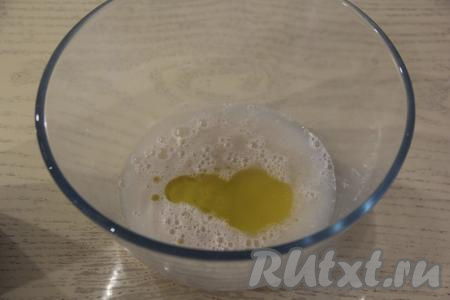 По прошествии 10-15 минут опара оживёт, на поверхности появятся пузыри. В достаточно глубокую миску влить подошедшую опару, добавить растительное масло.