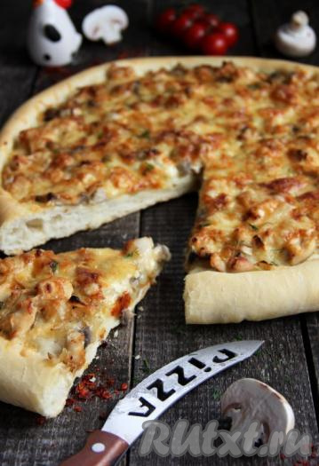 Пиццу &nbsp;"Жульен" с курицей и грибами подать к столу в горячем виде. Такая пицца с сочной и сытной начинкой накормит всю семью!