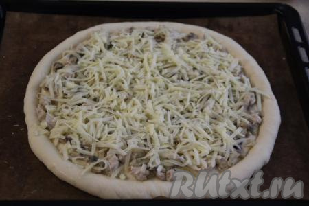 Сыр натереть на тёрке и посыпать им сверху пиццу.
