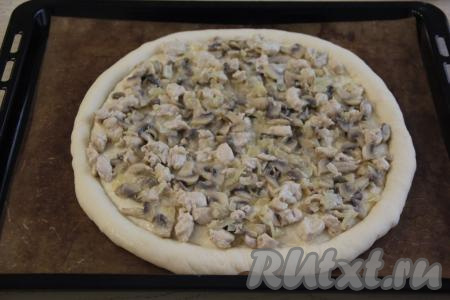 Затем выложить начинку на основу и равномерно распределить.