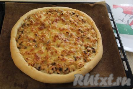 Выпекать пиццу "Жульен" в разогретой духовке минут 20 при температуре 200 градусов.