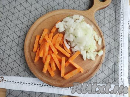 Морковь нарезать брусочками, лук - на мелкие кубики.