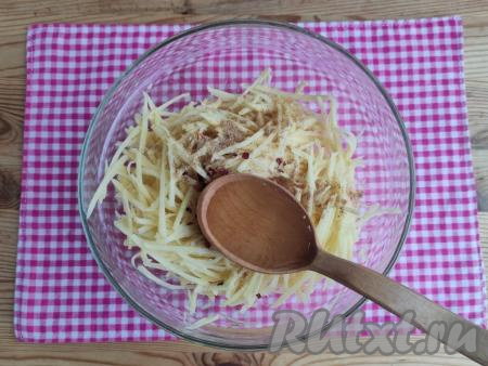 Посолить, поперчить картофель, затем влить 1 столовую ложку растительного масла и перемешать.