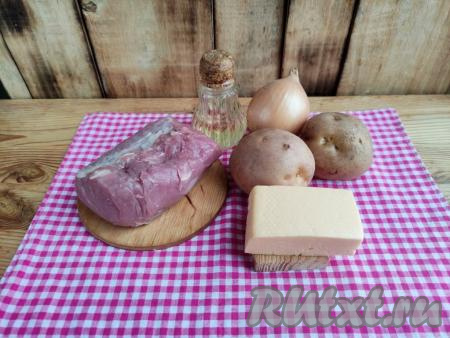 Подготовить продукты для приготовления картофельной запеканки со свининой в духовке.