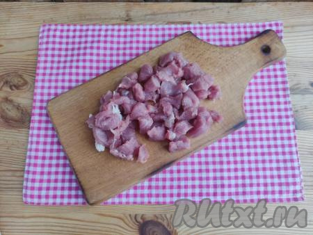 Свинину промыть, обсушить, а затем нарезать на небольшие кусочки.