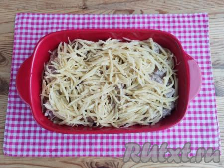 Поверх свинины выложить оставшуюся картошку.&nbsp;Влить в форму 1-2 столовых ложки воды. Готовить запеканку в разогретой духовке 20&nbsp;минут при температуре 190 градусов.&nbsp;Затем достать картофельную запеканку из духовки и посыпать блюдо натёртым&nbsp;на крупной тёрке&nbsp;сыром. Отправить форму обратно в духовку на 20-25 минут.