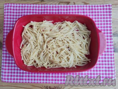 В форму для запекания выложить половину картофельной массы. Я готовила небольшую порцию запеканки и мне хватило формы  размером 20 см на 14 см. Моя форма керамическая, антипригарная, поэтому я её предварительно не смазывала маслом.