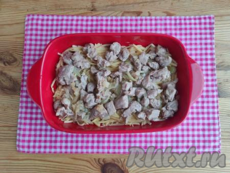 Сверху разместить свинину с луком.