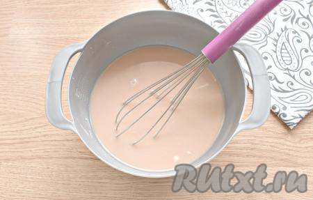 В отдельную миску выкладываем томатную пасту, сметану и муку, вливаем тёплую кипячёную воду и хорошо перемешиваем венчиком (или вилкой). Томатно-сметанная подливка должна получиться однородной, без комочков.